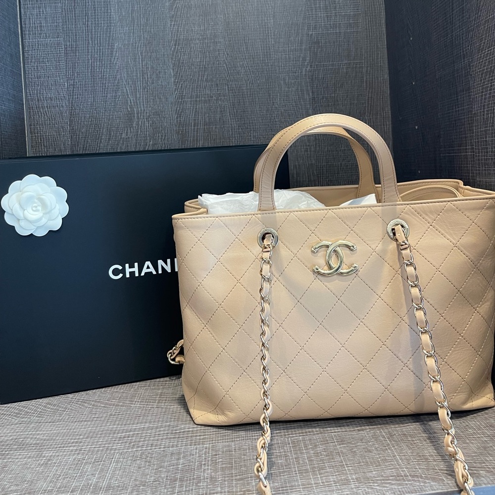 SOLD Chanel! LIKE NEW Small Shopping tote 20P beige - Picture 2 of 10